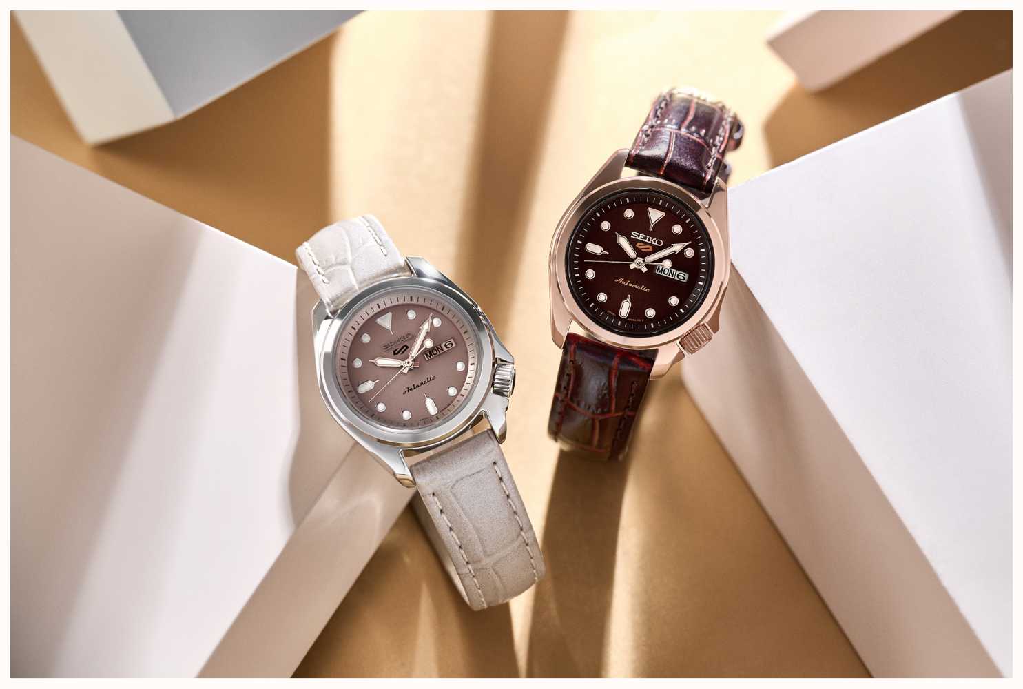 Seiko 5 Sport Beiges - | Beiges Zifferblatt AUT | 28mm Lederband SRE005K1 Watches™ First | | Kompakt Class